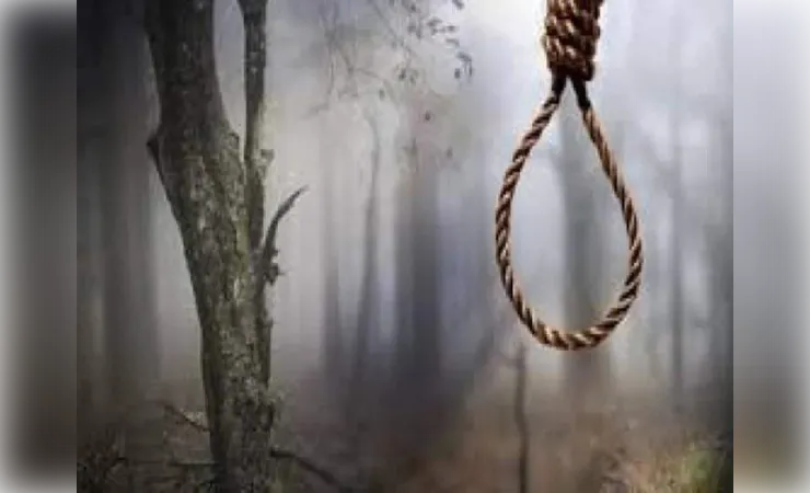 संदिग्ध परिस्थितियों में पेड़ से लटका मिला शव, पिता ने हत्या का लगाया आरोप