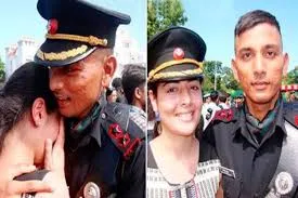 जब सेना के पायलट ने सरेआम गर्लफ्रेंड को किया प्रपोज