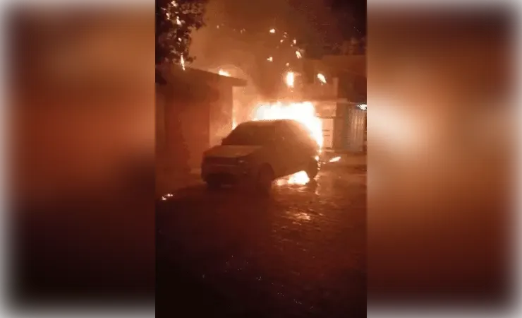 ट्रांसफार्मर में लगी आग से कार जलकर राख, समय पर दी सुचना, बड़ा हादसा टला
