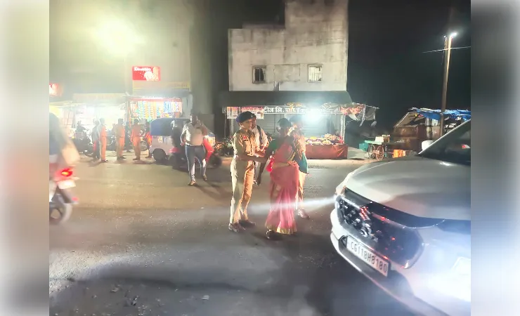 जांजगीर-चांपा में महिला पीएसआई ने बुजुर्ग महिला को सुरक्षित सड़क पार कराया
