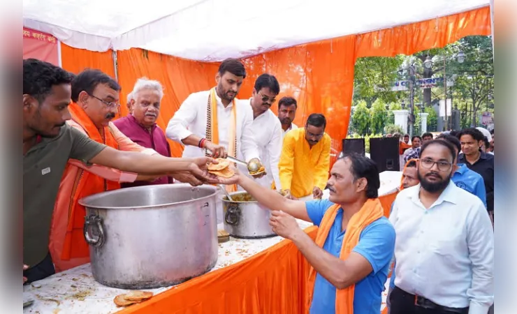 बीजेपी नेता एवं महानगर अध्यक्ष आनंद द्विवेदी ने भंडारों में श्रद्धालुओं को बांटा प्रसाद