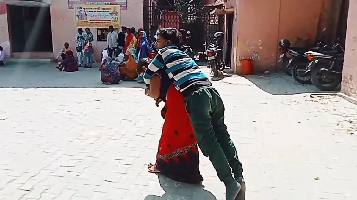 ये है भारतीय नारी! ब्रेन स्ट्रोक के मरीज पति को पीठ पर उठाकर हॉस्पिटल लाई