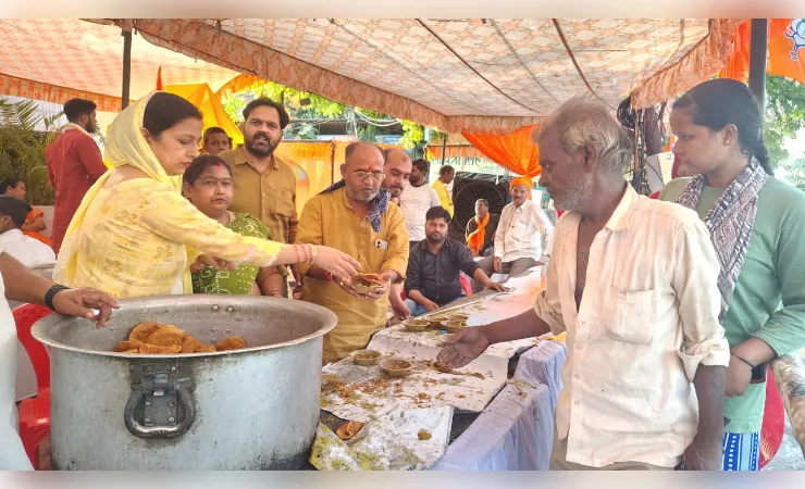 ज्येष्ठ मंगल पर पार्षद राघव राम ने कराया भव्य भंडारा, श्रद्धालुओं को बांटा प्रसाद