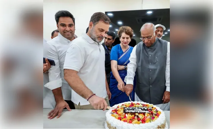 56 साल के हुए राहुल गांधी, कांग्रेस मुख्यालय में मना जश्न, मिली शुभकामनाएं 