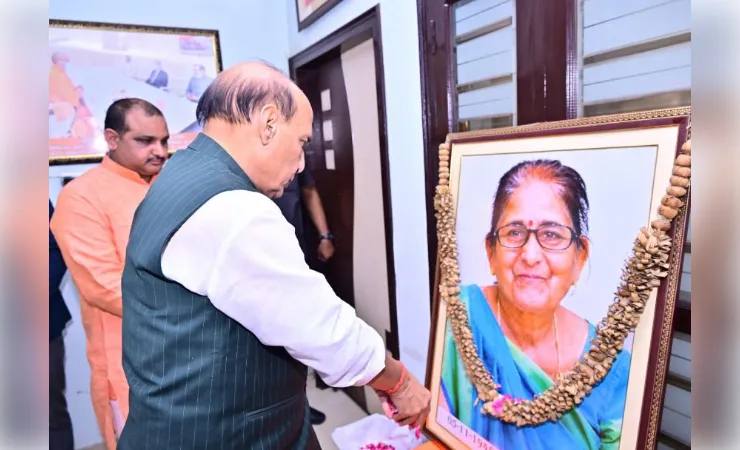 पूर्व राज्यमंत्री के घर पहुँचे राजनाथ सिंह, विनम्र श्रद्धांजलि की अर्पित