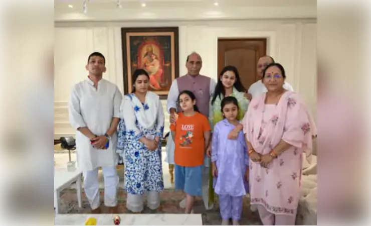 राजनाथ ने अपर्णा को बंधाया ढांढस, बेटी को दुलारा, प्रतीक यादव के निधन पर जताया शोक