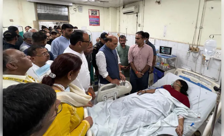 कोचिंग अग्निकांड : लखनऊ पहुंचे राजनाथ सिंह ने घटनास्थल का लिया जायजा, ट्रामा सेंटर में भर्ती घायलों से भी मिले