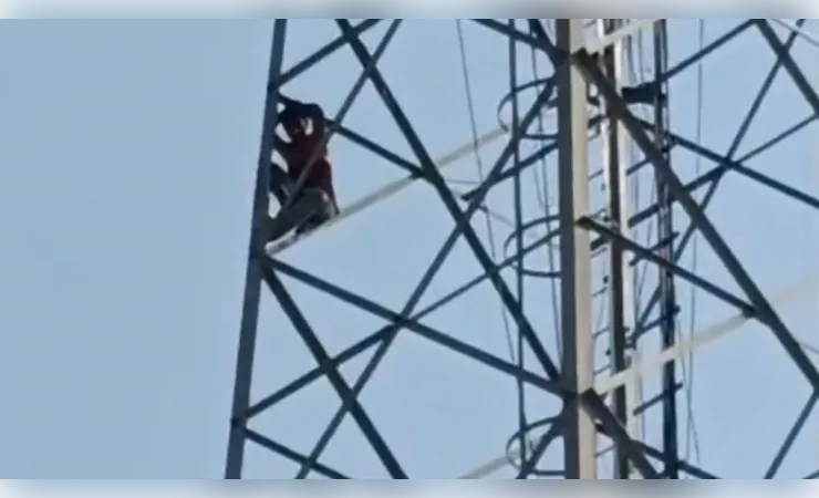 शादी कराने का दबाव बनाने टावर पर चढ़ा प्रेमी, घंटों चला हाईवोल्टेज ड्रामा