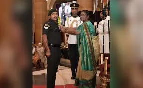 राष्ट्रपति द्रौपदी मुर्मू ने बहादुर जवानों को कीर्ति चक्र, वीर चक्र और शौर्य चक्र से किया सम्मानित