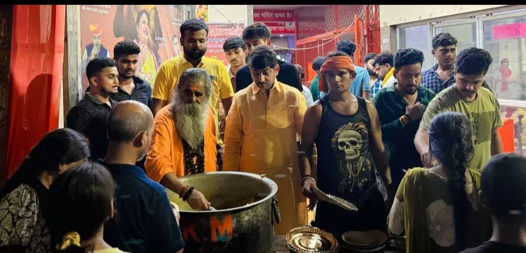 कालीबाड़ी महंत रविंद्र दास ने भंडारे में किया प्रसाद वितरण 