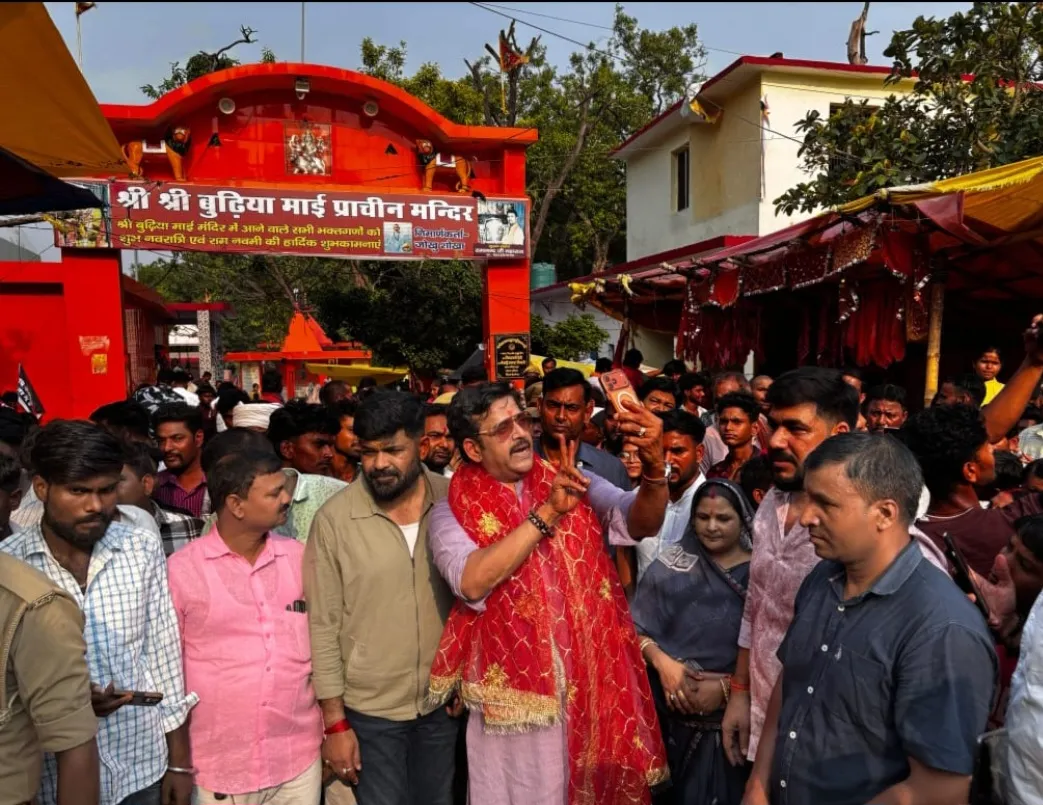 प्रधानमंत्री नरेंद्र मोदी के 12 वर्ष पूर्ण होने पर सांसद रवि किशन ने की पूजा-अर्चना