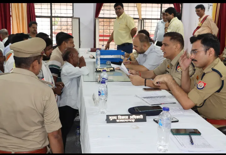डीएम एवं एसपी ने सम्पूर्ण समाधान दिवस में सुनी शिकायतें, 50 शिकायतों का हुआ निस्तारण