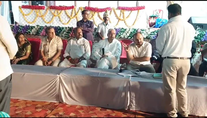 प्रभारी मंत्री ने ओमरौड़ा की रात्रि चौपाल में सुनीं जनसमस्याएं, योजनाओं की दी जानकारी