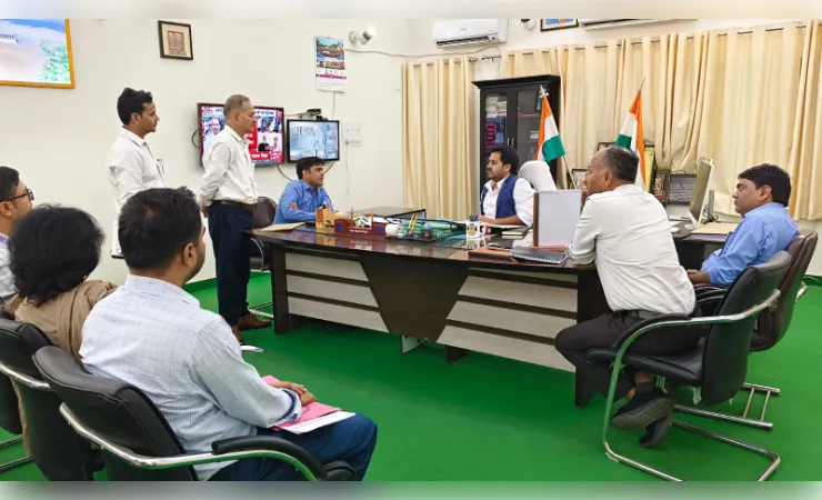 पेट्रोलियम पदार्थों की उपलब्धता सुनिश्चित करने हेतु डीएम ने की समीक्षा बैठक