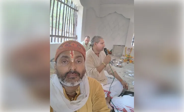 अग्निमंथन से निकली ज्वाला,हवन कुंड में 251 जड़ी बूटियों से निर्मित हवन सामग्री से दी गई आहुति
