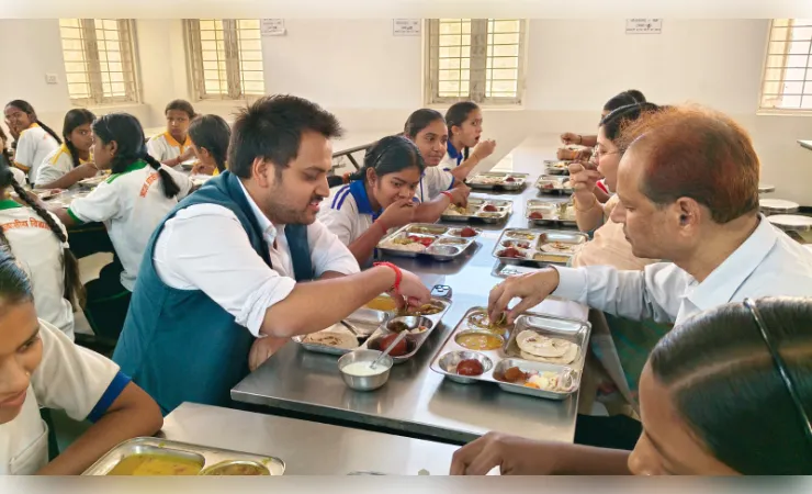 डीएम ने अटल आवासीय विद्यालय गुरमुरा का किया औचक निरीक्षण