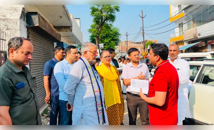 खाली प्लाटों में पड़ा कूड़ा, जमीन मालिकों को नोटिस देने के निर्देश