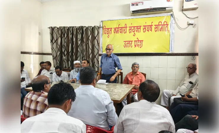 मनमाने ढंग से हटाए गए 25,000 संविदा कर्मियों को करे बहाल - संघर्ष समिति