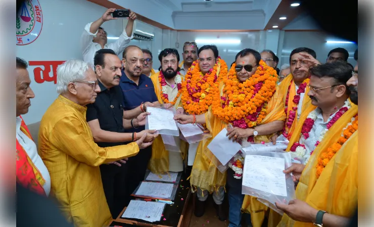 सैकड़ों की संख्या में निकला व्यापारियों का जुलूस, अधिकारियों को सौंपा नामांकन पत्र