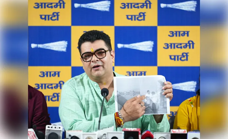 करावल नगर में चार मंजिला इमारत ढही, AAP ने भाजपा शासित MCD पर साधा निशाना