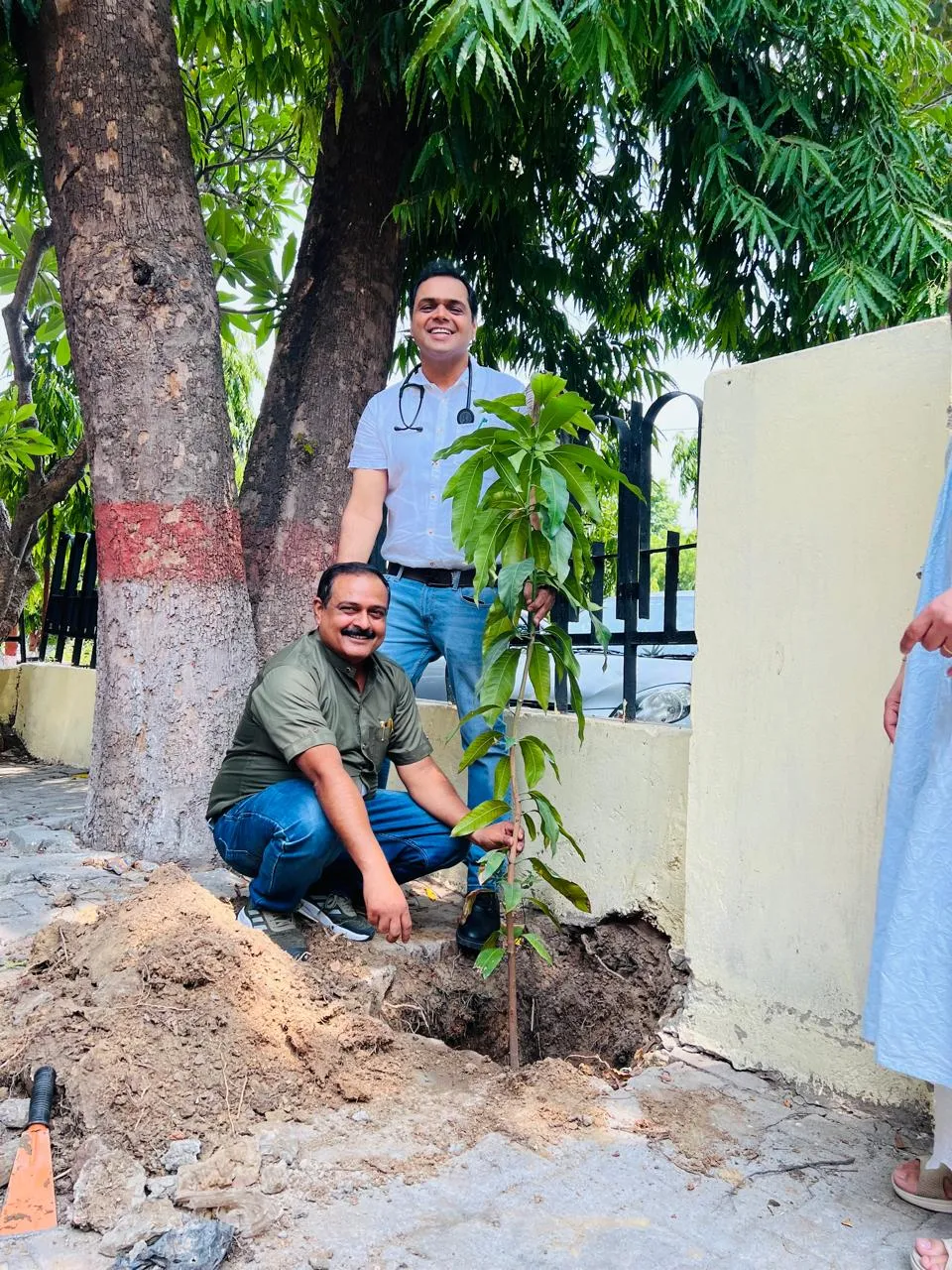 बढ़ती गर्मी और पर्यावरण संकट से निपटने का उपाय है पौधारोपण : सीएमओ    