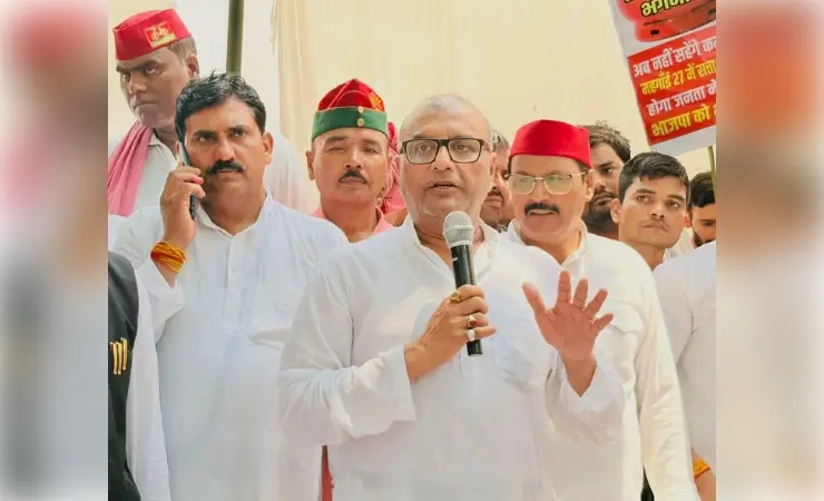 जनविरोधी नीतियों के खिलाफ सपा का कलेक्ट्रेट पर विशाल धरना-प्रदर्शन, आठ सूत्रीय मांगपत्र सौंपा
