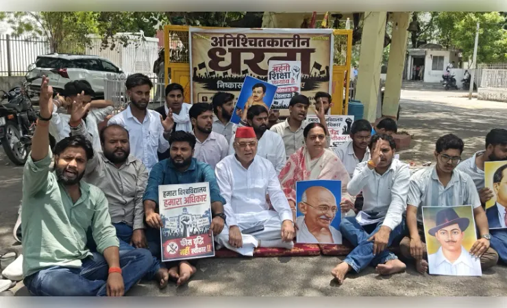 लविवि छात्रों के साथ धरने पर बैठे सपा विधायक, सात दिन से जारी है प्रदर्शन
