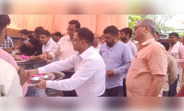 आरटीओ कार्यालय में हनुमान जी की पूजा अर्चना के बाद हुआ विशाल भंडारा