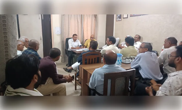 संविदा कर्मियों के शोषण पर उठे सवाल, 18 हजार रुपये वेतन सुनिश्चित करने की मांग