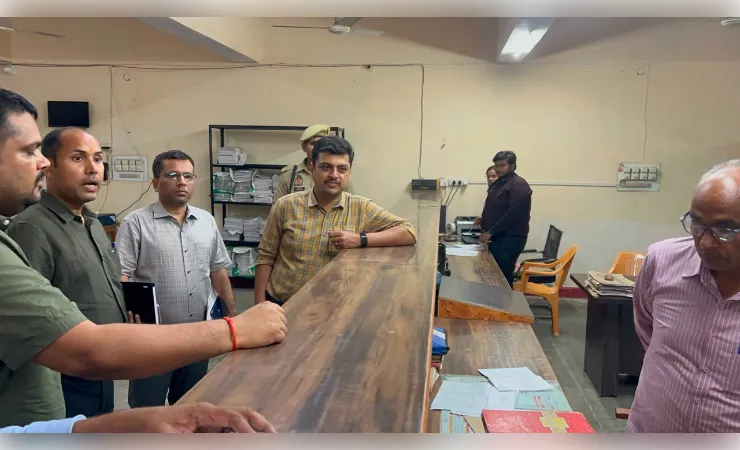 डीएम ने तहसील रामनगर का किया औचक निरीक्षण, लंबित कार्यों में तेजी के निर्देश