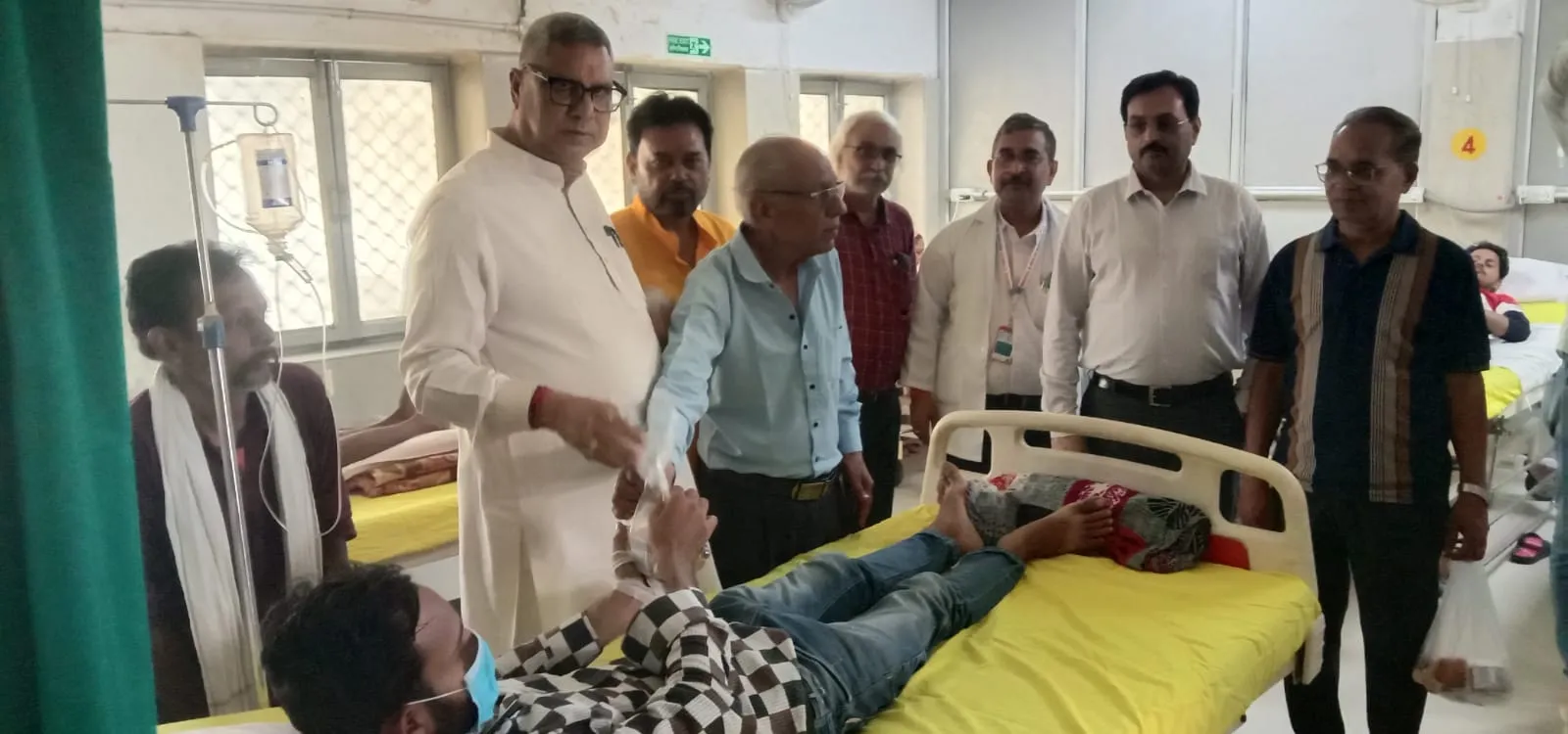 ठाकुरगंज संयुक्त टीबी अस्पताल में मरीजों को बांटे फल