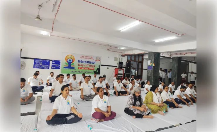 योग से स्वास्थ्य का संदेश, आयकर विभाग के कर्मचारियों ने उत्साहपूर्वक लिया भाग