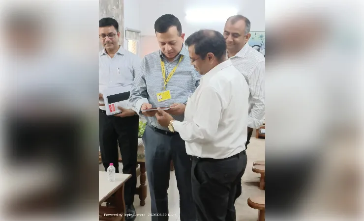 अपर मुख्य सचिव को भेंट की पुस्तक 'साथी हाथ बढ़ाना', विषयवस्तु की सराहना