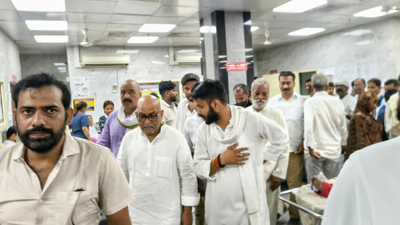 कोचिंग अग्निकांड में घायलों का हाल जानने ट्रामा सेंटर पहुंचे अजय राय  