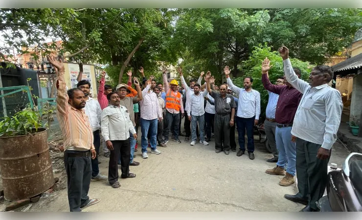 अलीगंज कोचिंग सेंटर अग्निकांड: अभियंता के निलंबन को बताया अन्यायपूर्ण, वापसी की मांग
