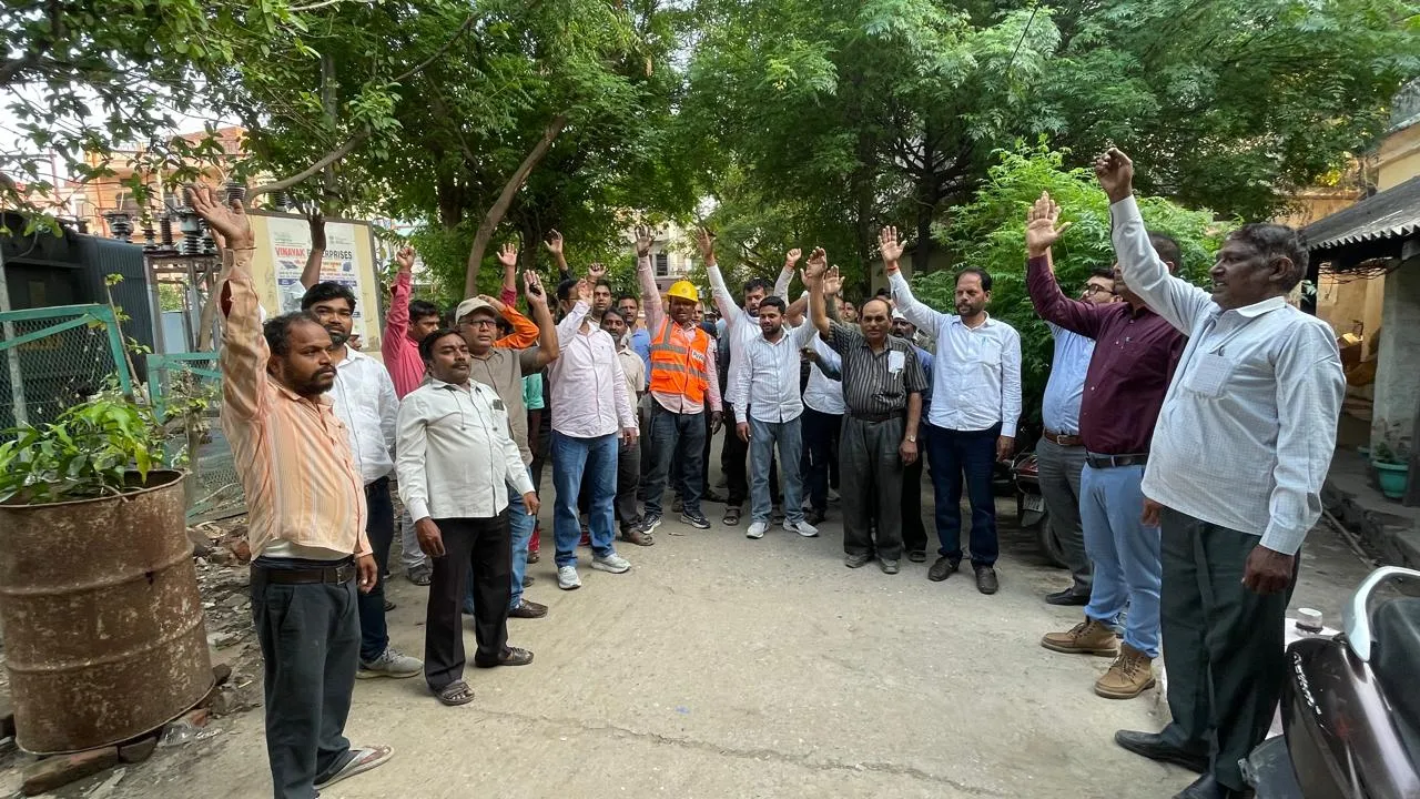 अधिशासी अभियंता का निलंबन अन्यायपूर्ण :संघर्ष समिति   