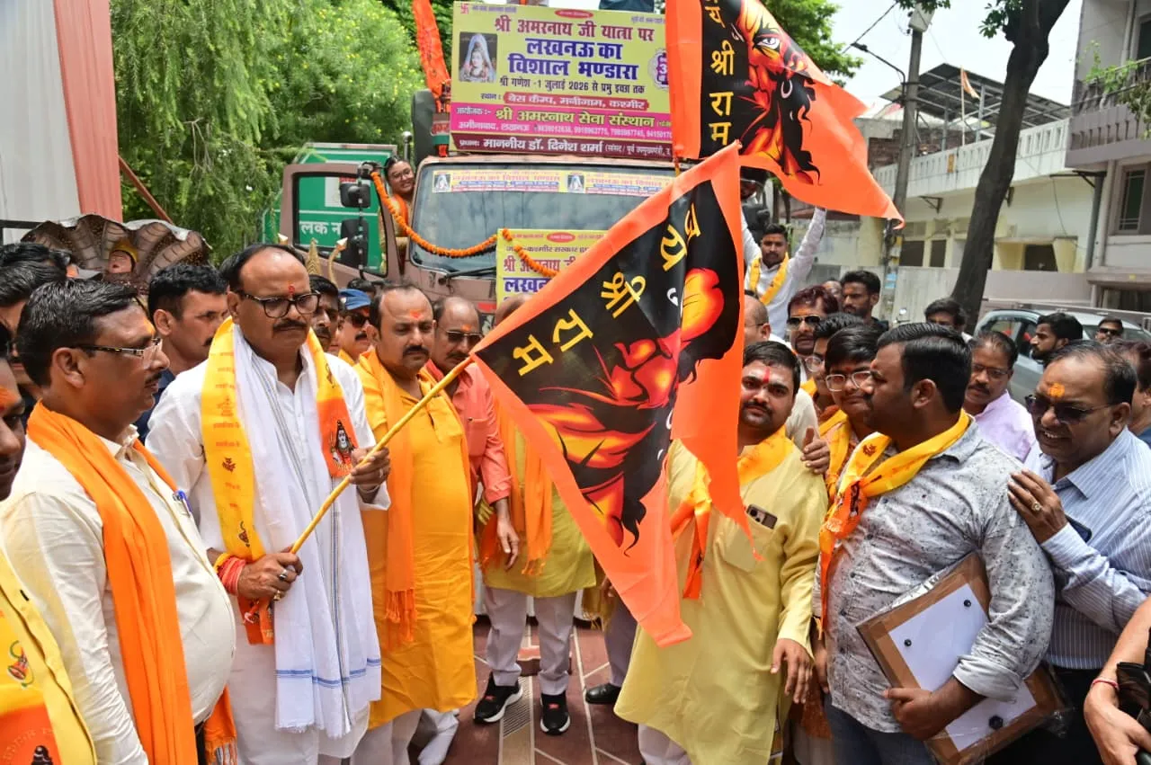 डिप्टी सीएम बृजेश पाठक ने शिव पूजन कर ट्रक को दिखाई हरी झंडी 