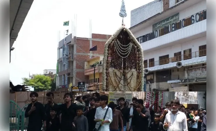 मोहरर्म: इमामबाड़े से निकाला 