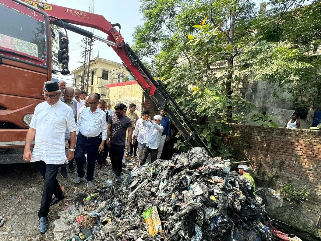 डालीगंज पहुंचे विधायक ने अतिक्रमण पर दिखाई सख्ती 
