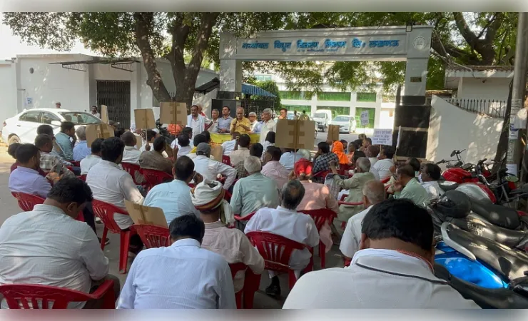 संविदा कर्मियों की छंटनी और कार्यभार से 2 माह में 36 मौतें, संघर्ष समिति ने जताई चिंता