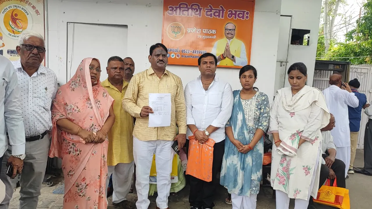 बागपत से आए पीड़ित परिजनों ने की डिप्टी सीएम पाठक से मुलाकात 