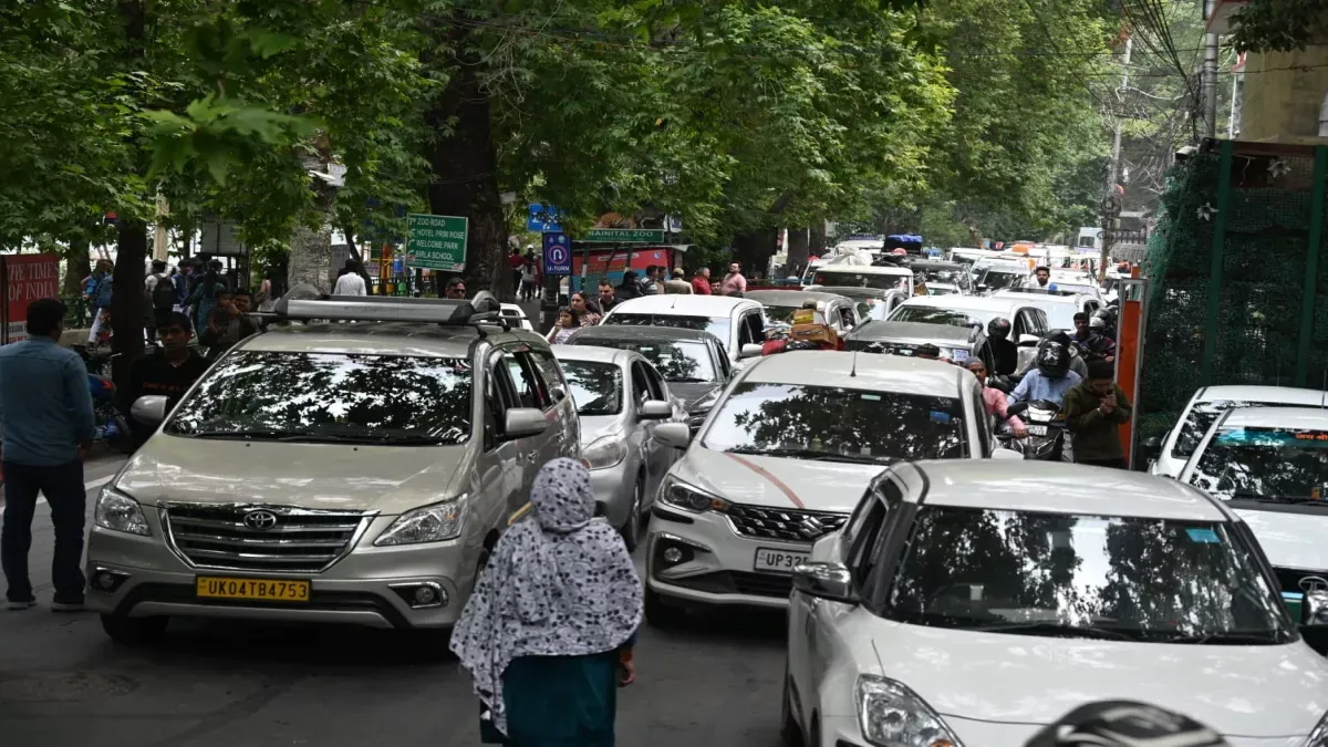 नैनीताल में हर मोड़ पर लगी गाड़ियों की लंबी कतारें