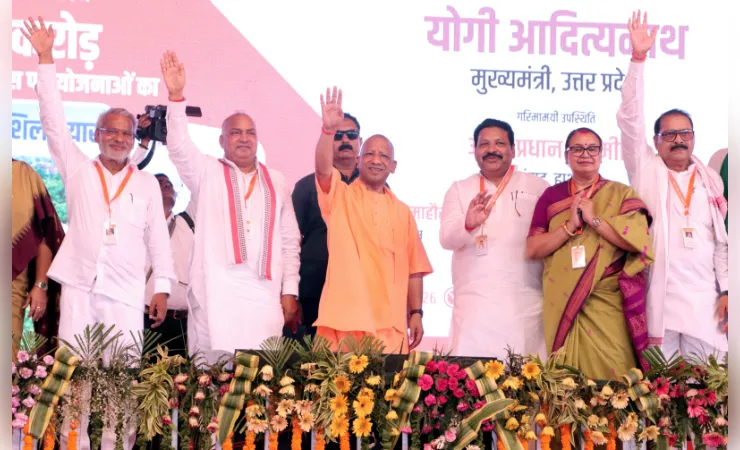 सीएम ने हाथरस को दी परियोजनाओं की बड़ी सौगात, विपक्ष के तीखे बयानों पर बरसे योगी