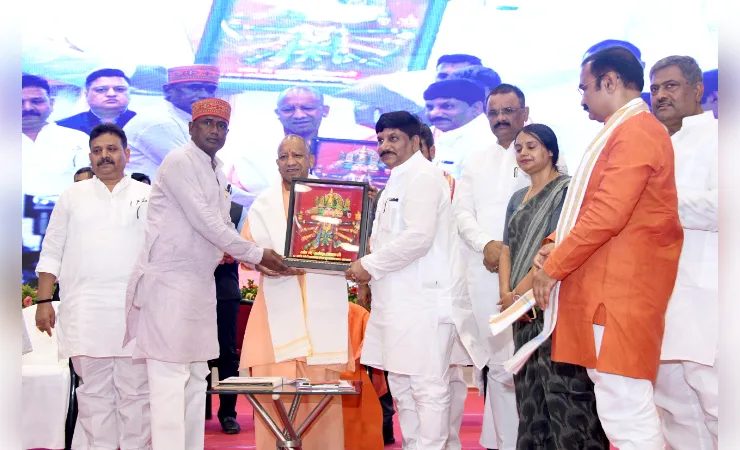 मुख्यमंत्री ने जनकल्याण शिविर, स्ट्रीट वेंडर के लाभार्थियों को स्वीकृति पत्र देकर लाभांवित किया