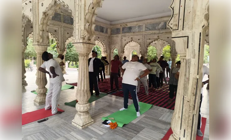 प्राणी उद्यान में अधिकारियों ने किया योगाभ्यास, निदेशक ने योग के गिनाए लाभ