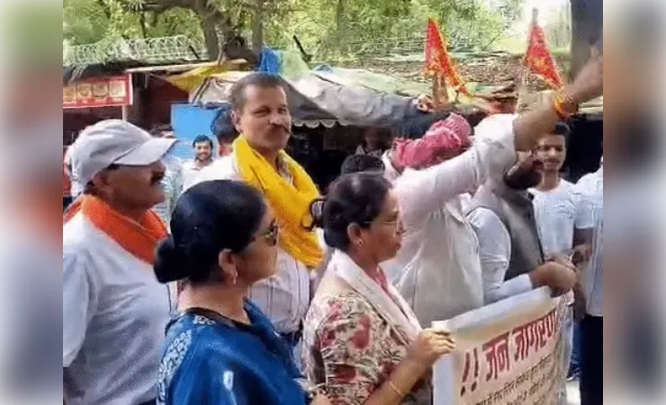 पार्क के फुटपाथ पर 60 से ज्यादा स्थायी दुकानें, स्थानीय लोगों ने किया प्रदर्शन