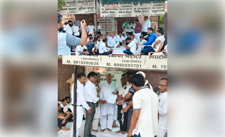 लोनी तहसील में धरनारत बैनामा लेखकों और अधिवक्ताओं को कांग्रेस का समर्थन