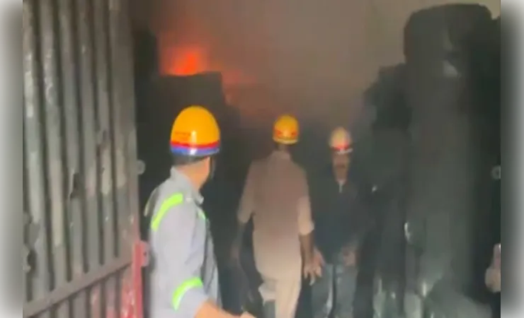 साहिबाबाद टायर फैक्ट्री में भीषण आग, दमकल कर्मियों की मुस्तैदी से टला बड़ा हादसा
