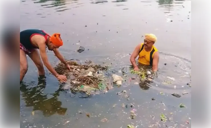 गोमती की सफाई के लिए जुटी आंदोलन सेना, नदी से निकाला 15 कुंतल कचरा