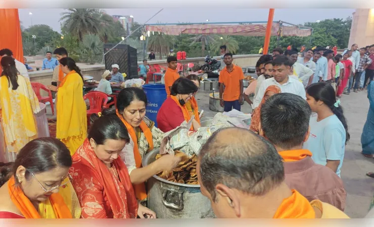 1090 चौराहे पर भण्डारे का आयोजन, मातृशक्ति ने संभाली पूरी व्यवस्था 
